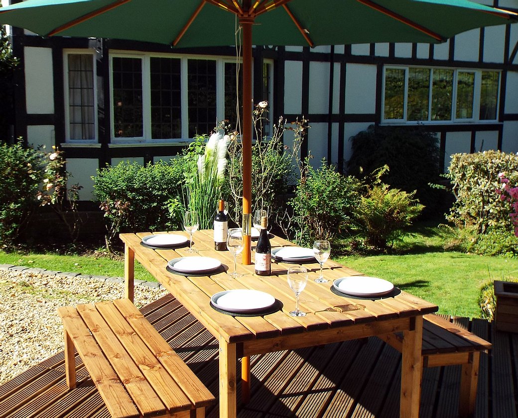 Stylish and Durable 6-Seater Garden Table Set