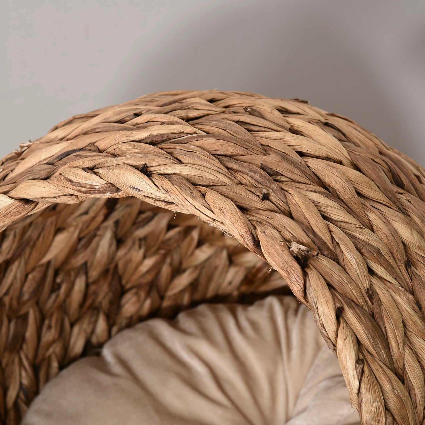 PawHut Wicker Cat Bed, Raised Rattan Cat Basket with Cylindrical Base, Soft Washable Cushion, Brown, 42 x 33 x 52 cm